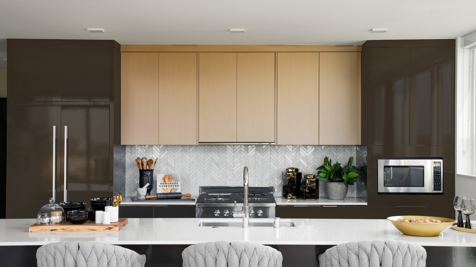 Kitchen with quartz countertops, backsplash and modern finishes